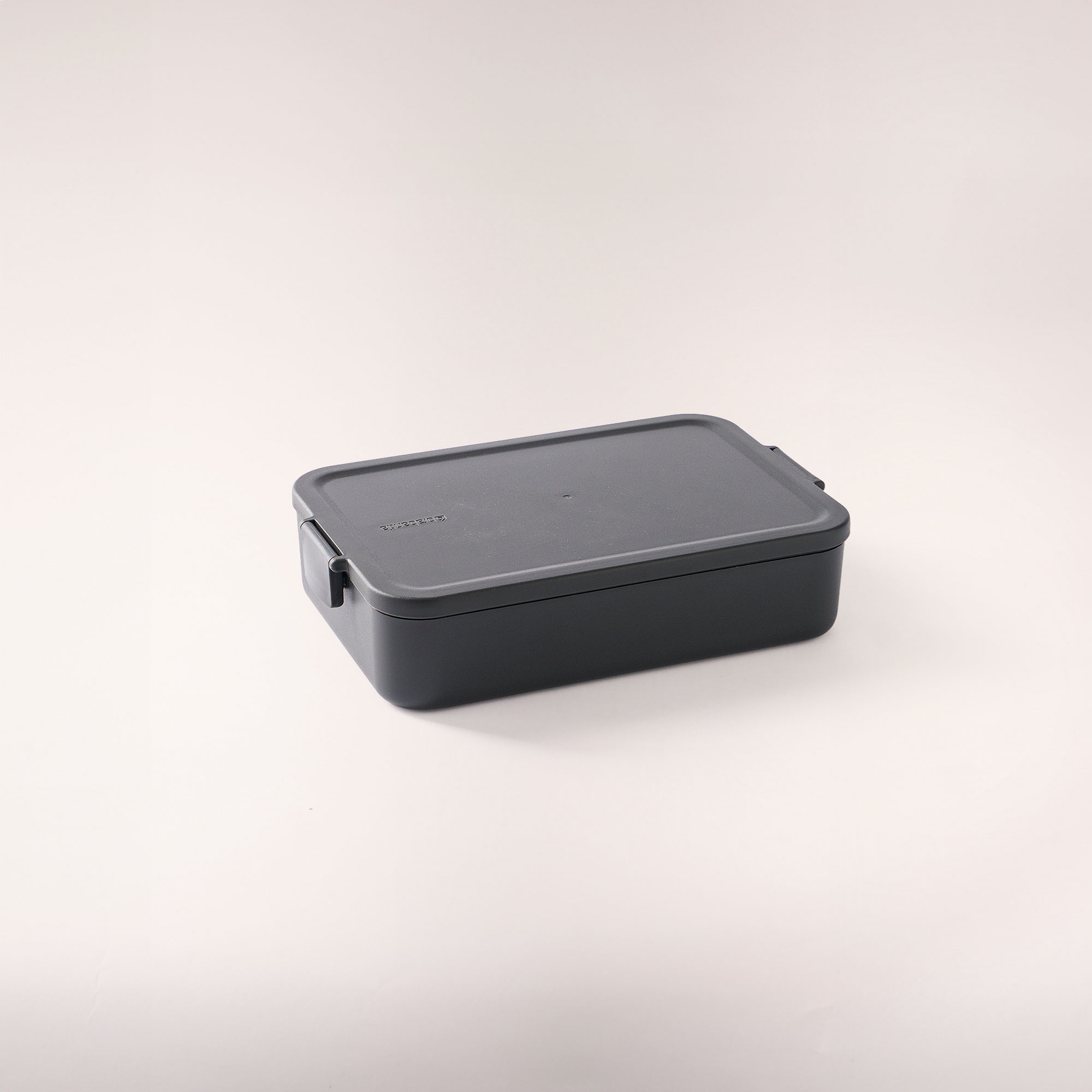 

Brabantia flat plastic luchbox 16.6*25.5*3.7cm dark gray