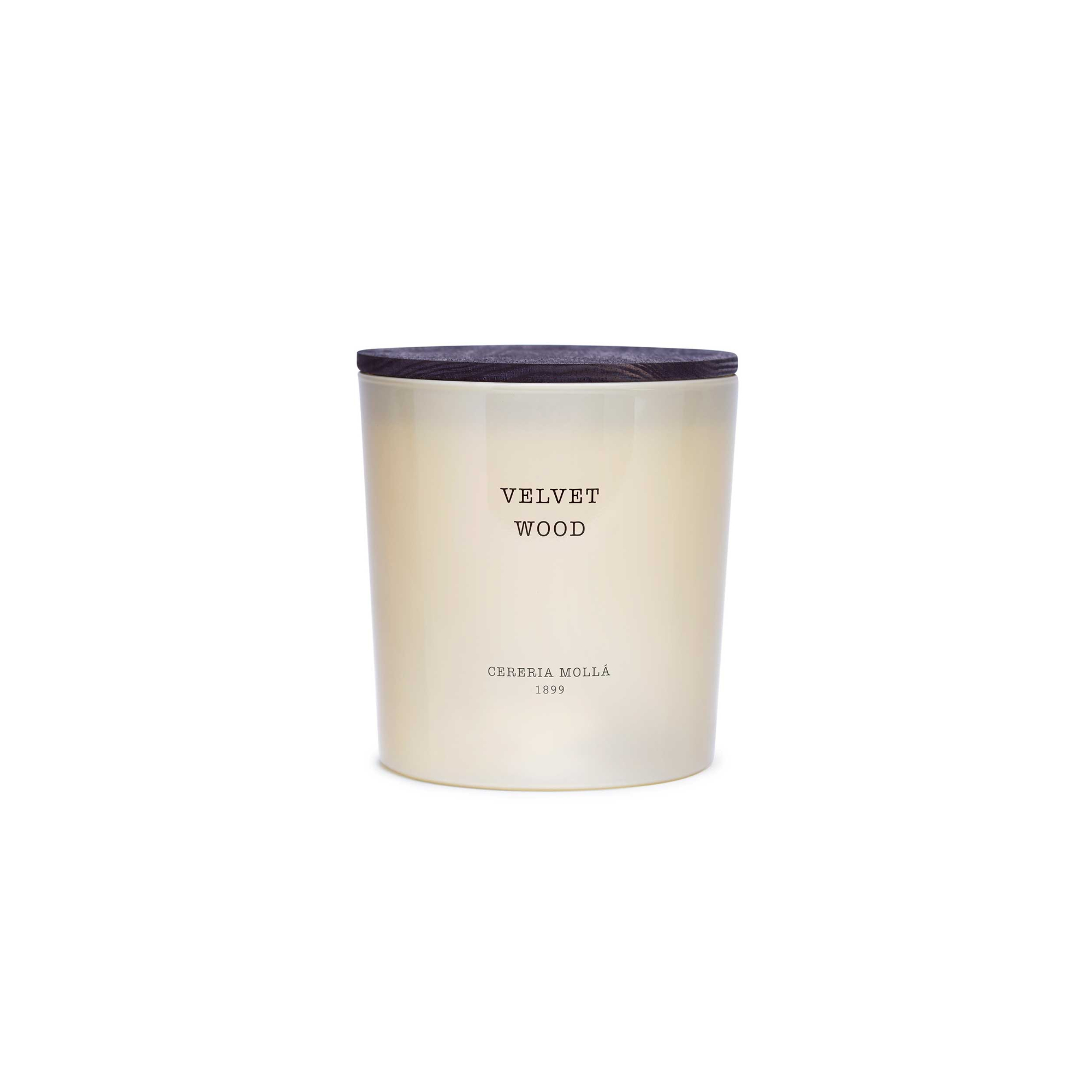 

3 wick velvet wood scented jar candle 600 g