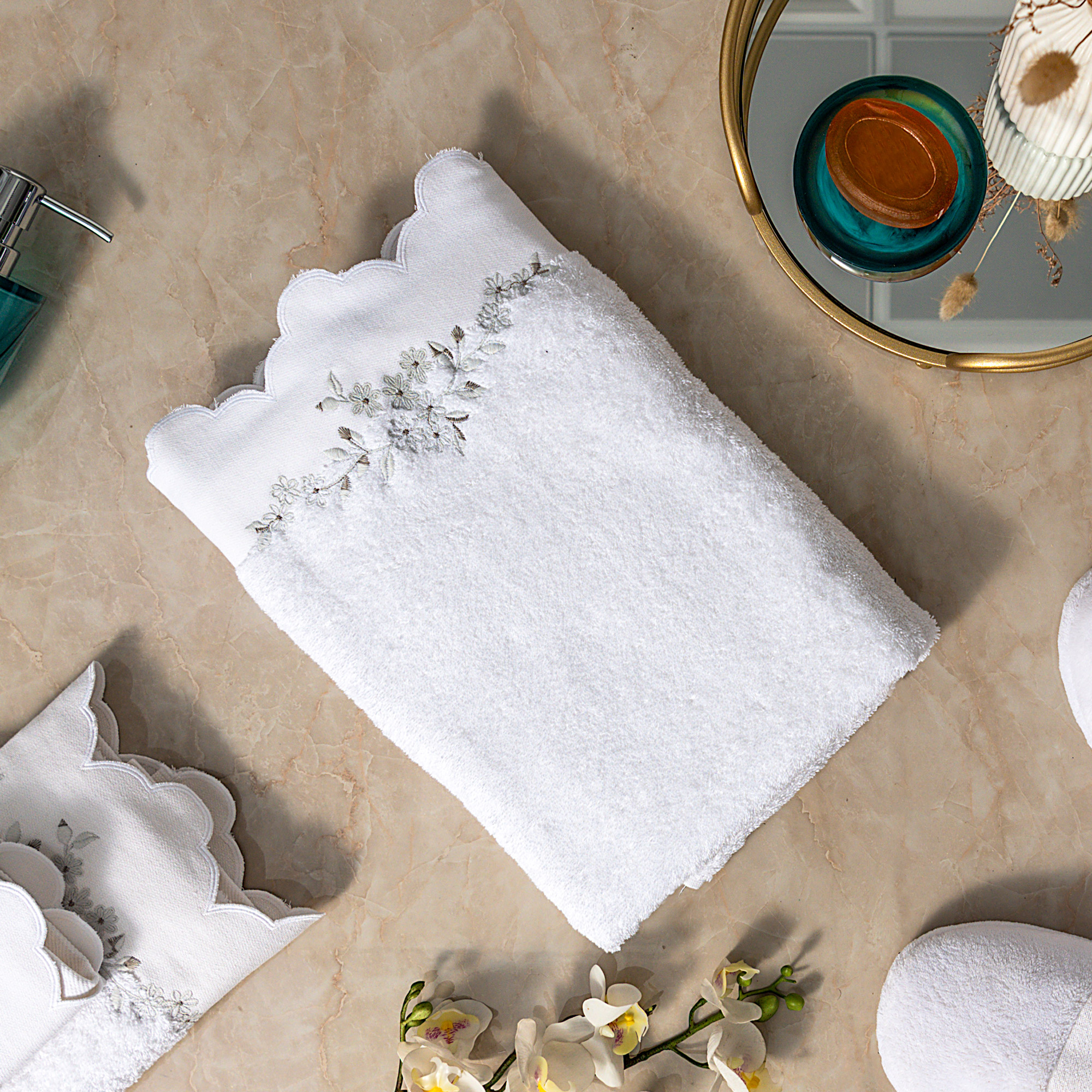 

Scalloped Embroided Border Bath Towel White 100% Cotton 70*140 cm